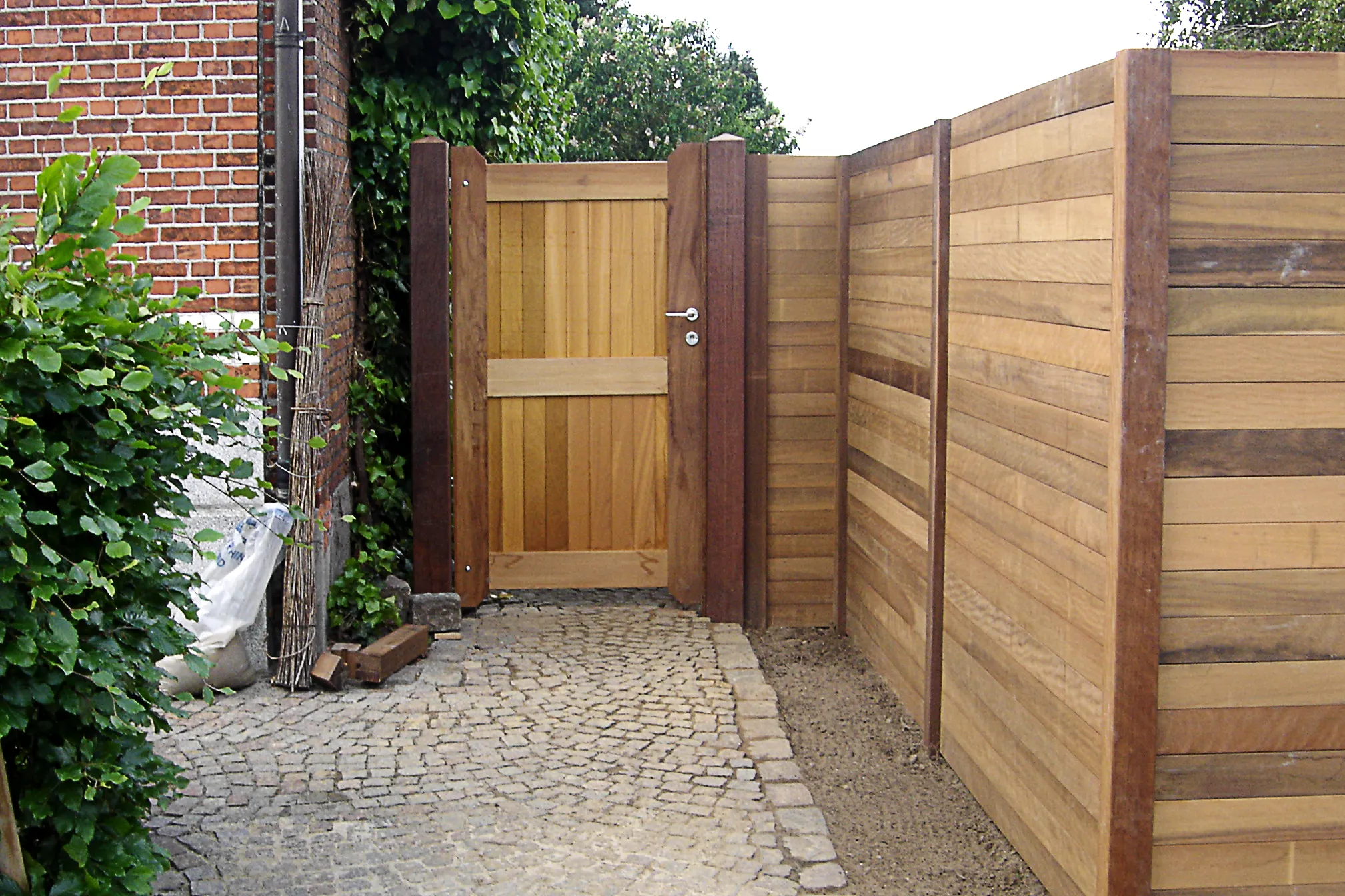 Tuinpoort van exotisch iroko-hout